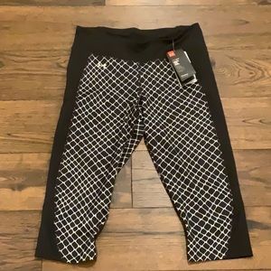 NEW WITH TAGS UNDER ARMOUR HEAT GEAR COMPRESSION CAPRIS, SIZE LARGE
